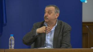Проф. Кантарджиев обясни трябва ли да носим ръкавици срещу заразата и разнасят ли я домашните животни 