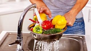 Експерт обясни трябва ли да мием със сапун продуктите заради COVID-19