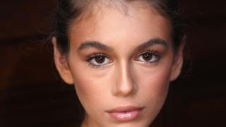 Дъщеря на Синди Крауфорд си пусна голи СНИМКИ 18+, за да разнообрази карантината 