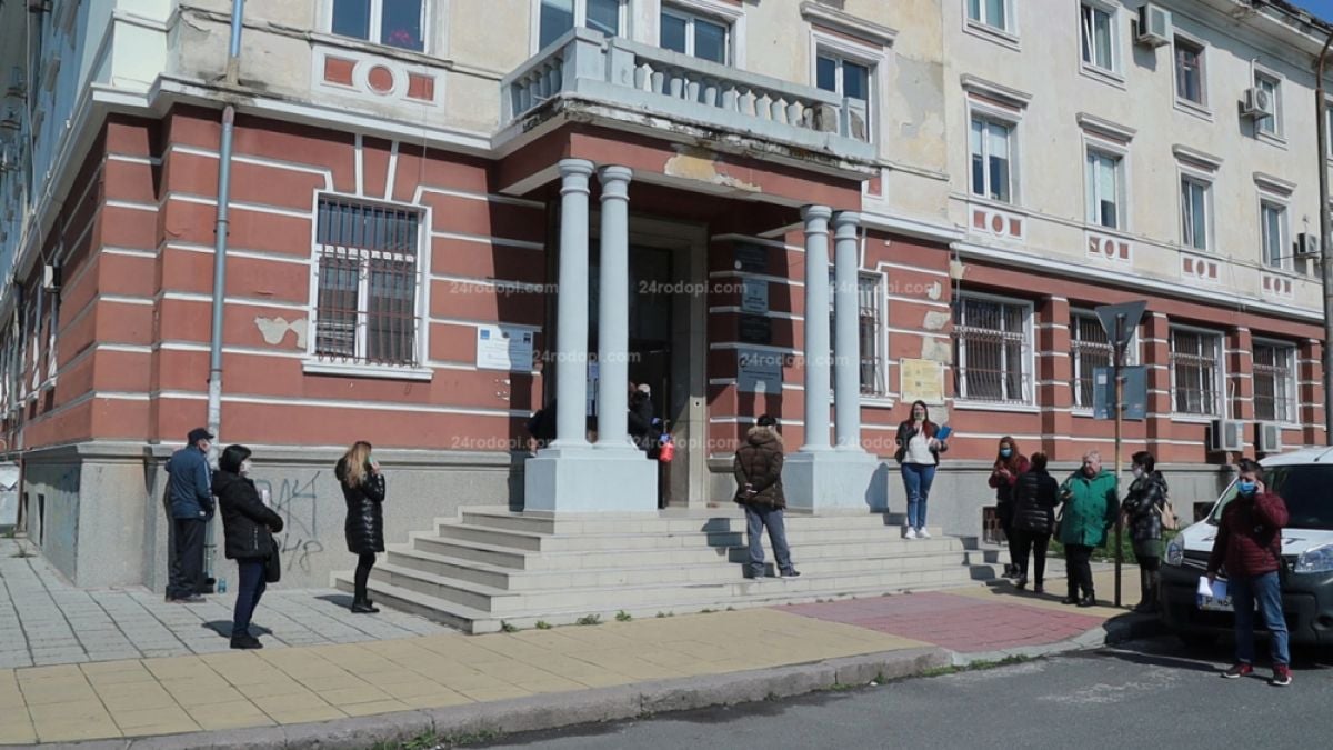 Жена на прага на самоубийството пред бюрото по труда в Кърджали ВИДЕО 
