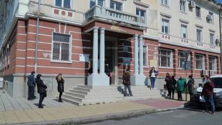 Жена на прага на самоубийството пред бюрото по труда в Кърджали ВИДЕО 