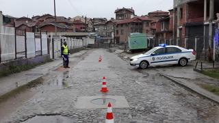СНИМКИ от полицейската блокада на циганския квартал на Пещера