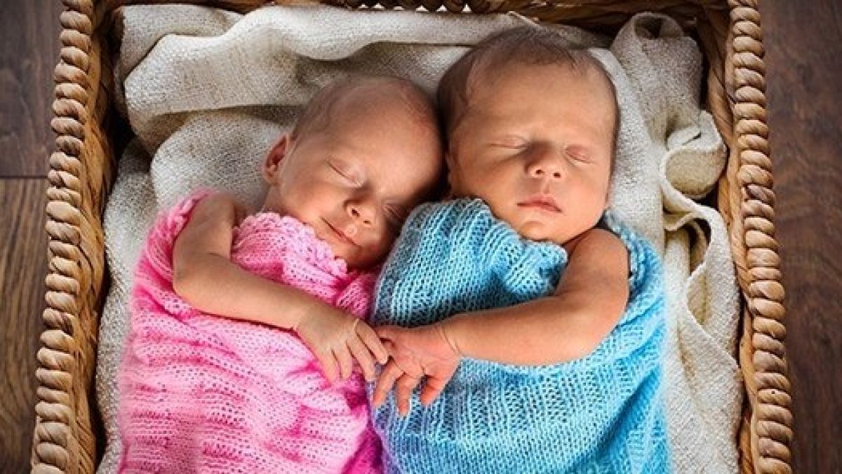 Семейство кръсти новородените си близнаци Ковид и Корона