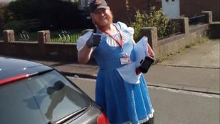 Пощальон забавлява по уникален начин хората по време на карантина СНИМКИ