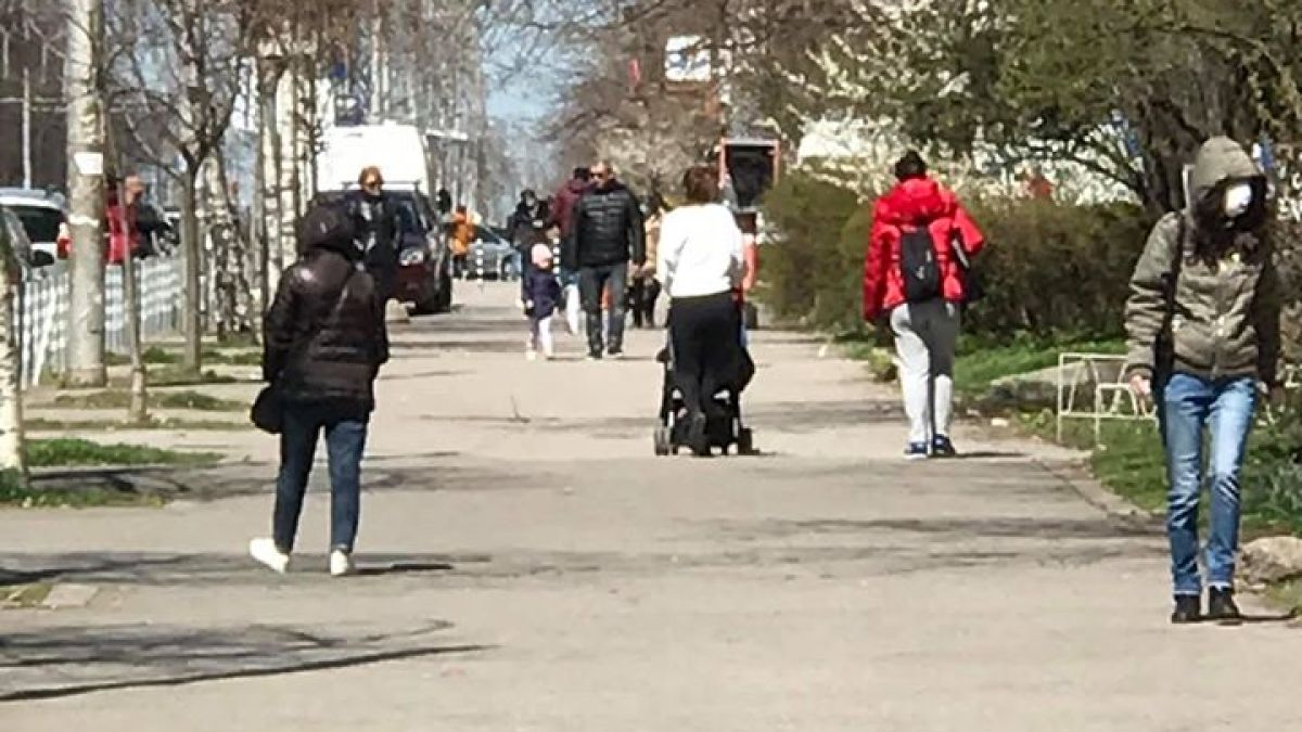 Ген. Мутафчийски предупреди за опасни тумби, сеещи коронавирус, а люлинчани... СНИМКИ