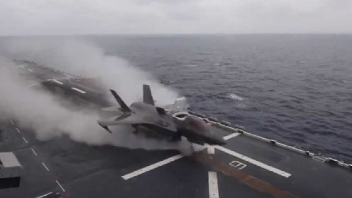 Първо ВИДЕО от невероятно излитане на US изтребител F-35B Lightning II от палубата на десантен кораб