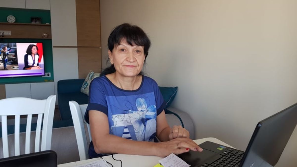 Директорка показа как ръководи цяло училище от дома си ВИДЕО 