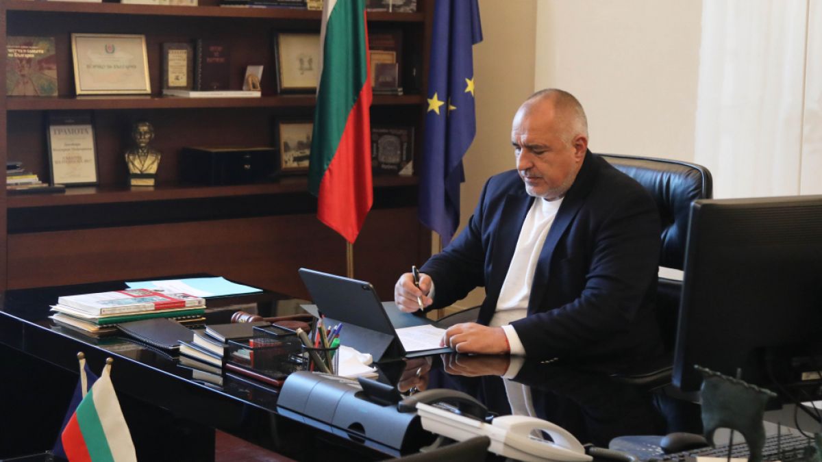 МС реши: Купуваме 30 000 теста за COVID-19, взимаме респиратори от Китай