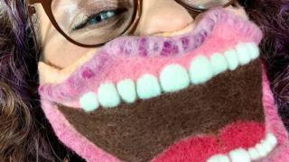 Нова мода: Надпреварват се кой ще измисли по-идиотска маска СНИМКИ