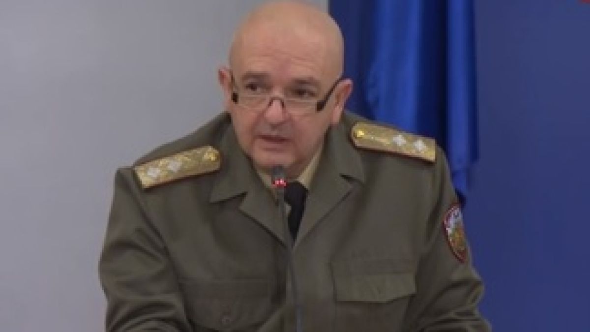 БЛИЦ TV: Как реагира ген. Мутафчийски, чувайки, че Каракачанов е сниман в парка