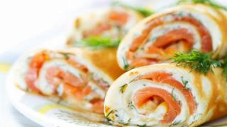 Феноменално вкусна рецепта за вечеря: Хапки за бяло вино с палачинки и сьомга
