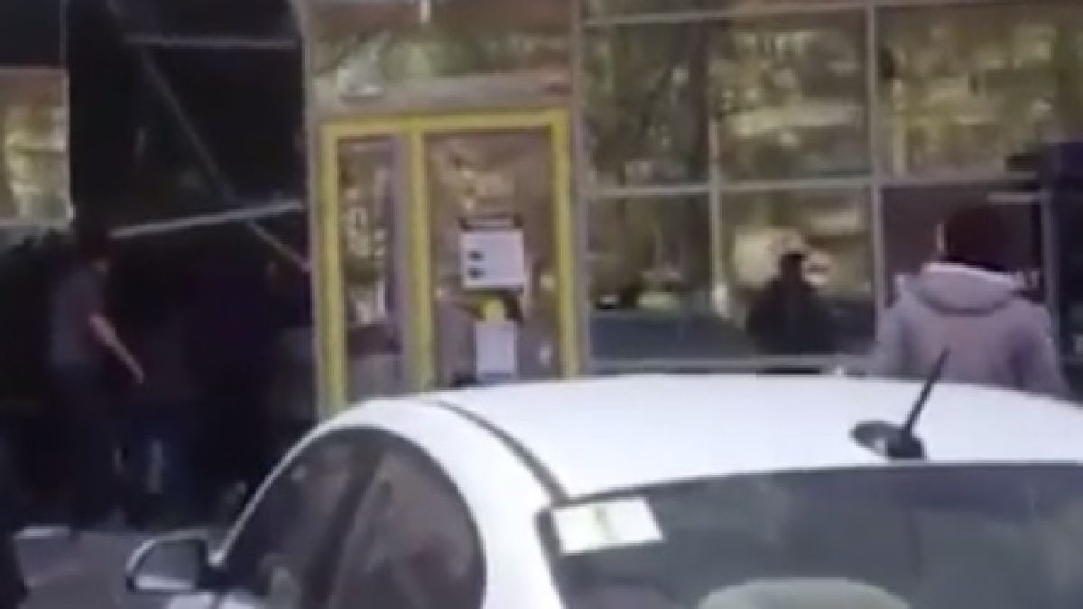 Като на кино: Кола нахлу с бясна скорост в банков клон ВИДЕО 