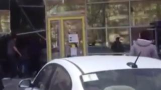 Като на кино: Кола нахлу с бясна скорост в банков клон ВИДЕО 
