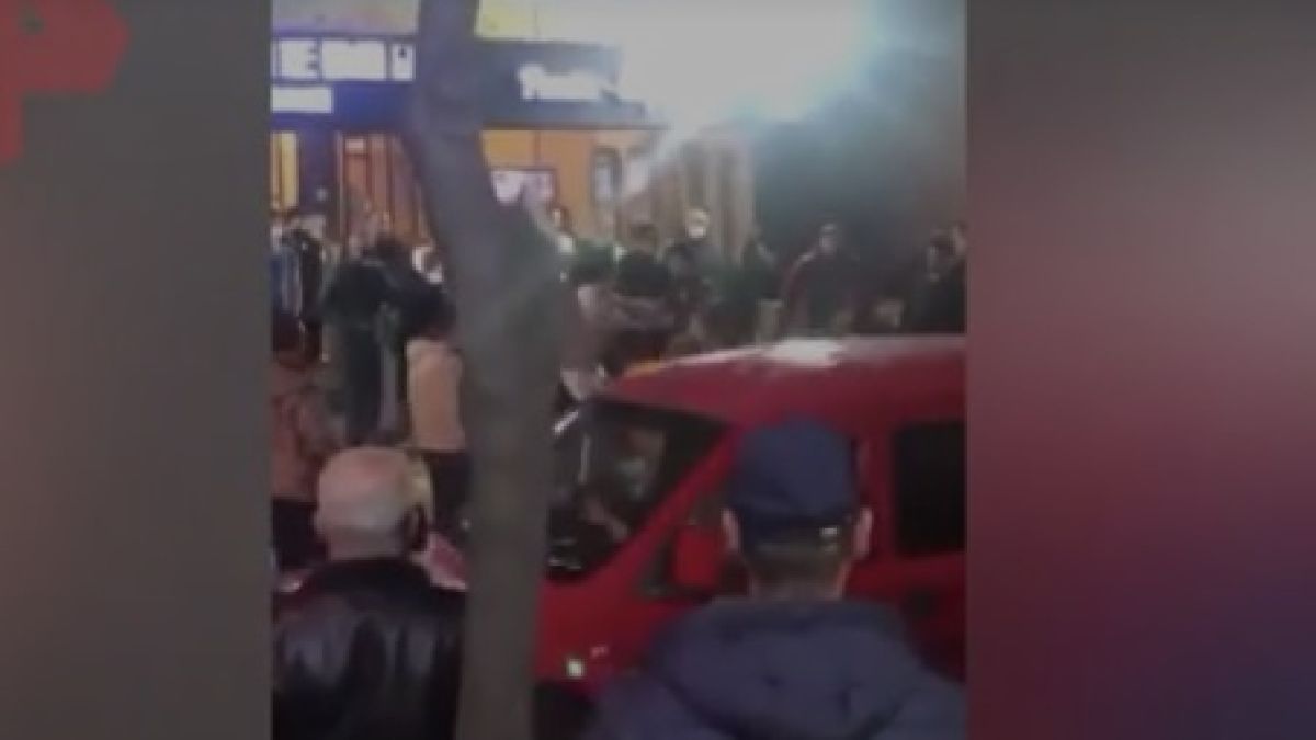 Турци устроиха масов бой пред магазини на опашката за продукти ВИДЕО 