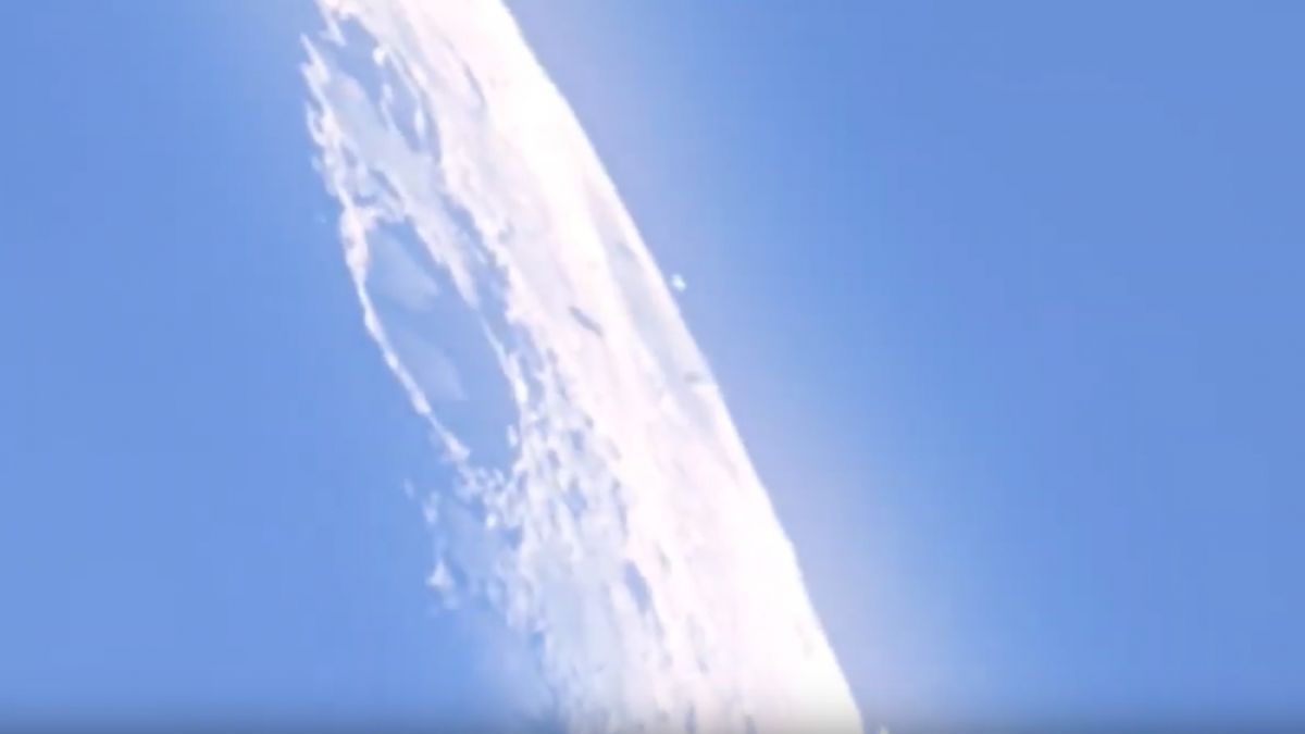 Огромни НЛО открити да висят над Луната ВИДЕО