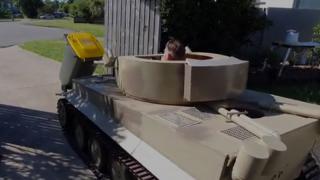 Мъж изнася боклука с мини танк от страх от коронавируса ВИДЕО