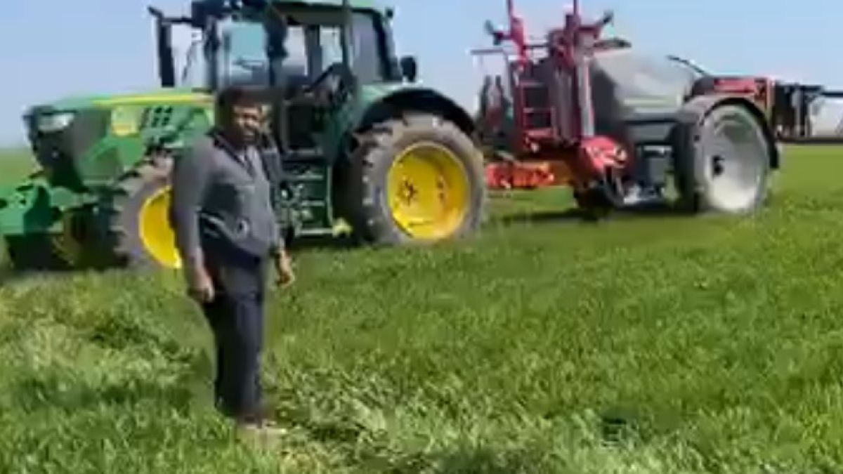 Премиерът забеляза ром да работи на полето без маска, слезе от колата и ... ВИДЕО