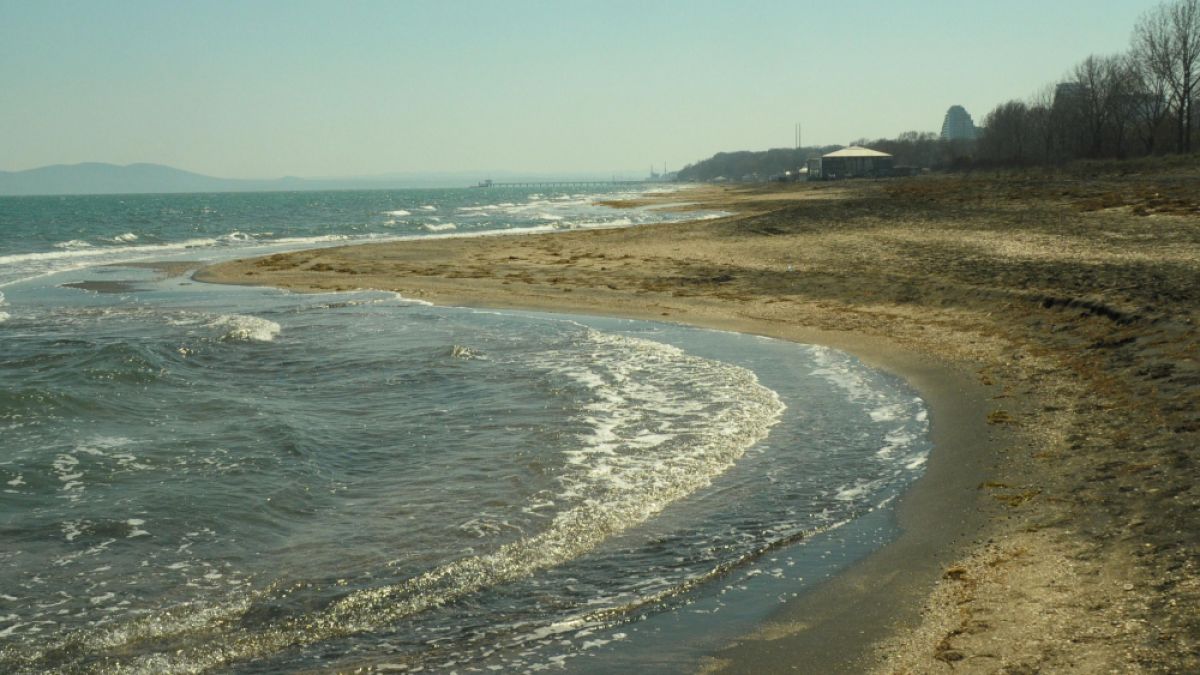 Агресивно море докара невиждан погром и в Бургас СНИМКИ