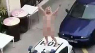 Чисто гола нарушителка на карантината подскача върху патрулка ВИДЕО 18+