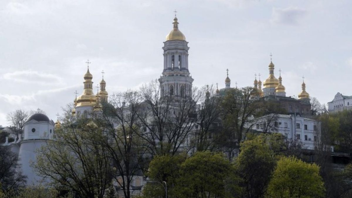 Хилядолетен манастир пламна от COVID-19, двама монаси починаха