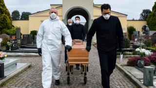 Колумбийската полиция организира шумно погребение на коронавируса 