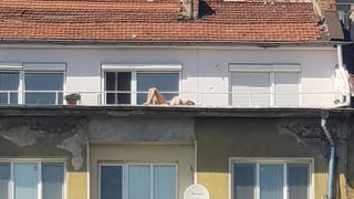 Плаж до НДК: Гола софиянка под карантина на балкон втрещи съседите си  СНИМКА 18+
