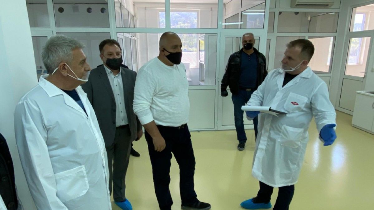 Борисов: Със самолет на НАТО пристигат дарение от Китай