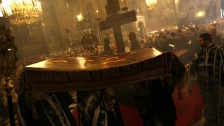 Св. Синод: Плащаницата на Разпети петък да не се целува