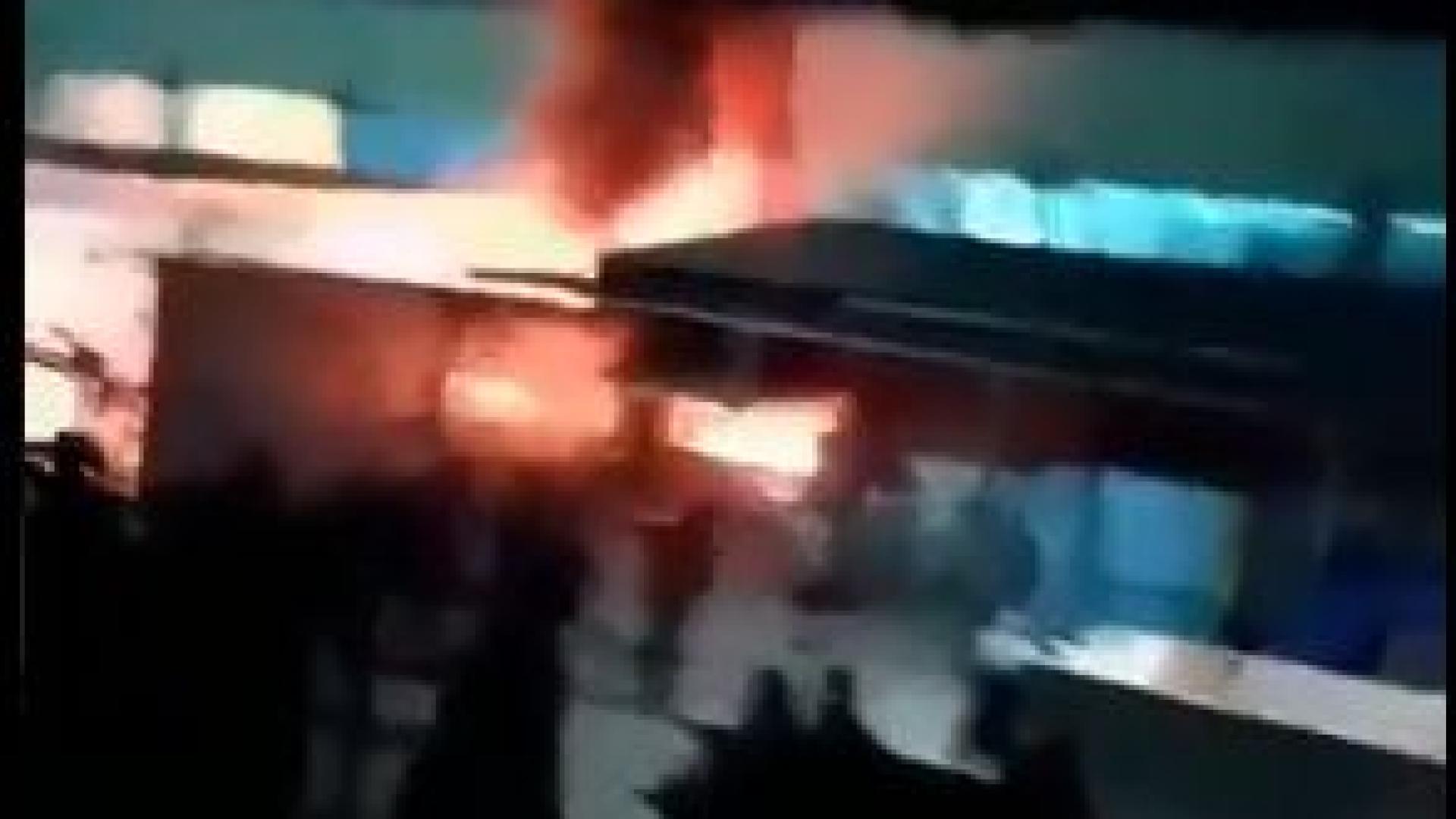 Мистериозна смърт, безредици и пожар в мигрантски лагер в Гърция ВИДЕО