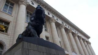 Скандален рапърски клип с разголени момичета заснет в Съдебната палата 