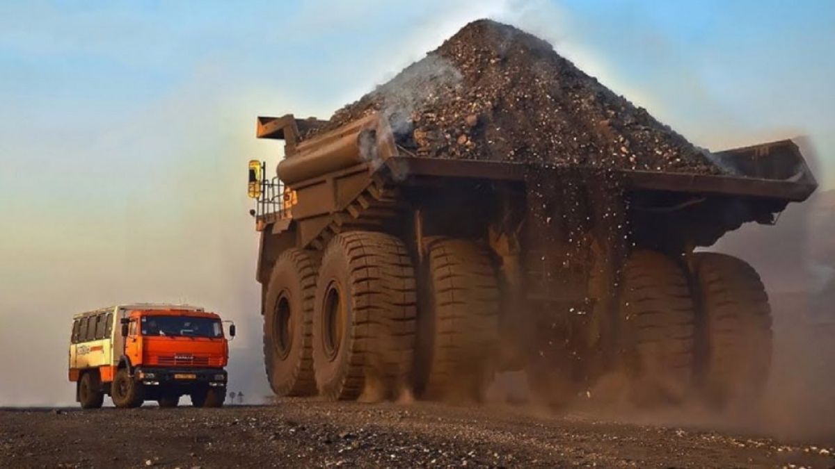 Какво се случва когато БелАЗ "настъпи" КамАЗ СНИМКИ