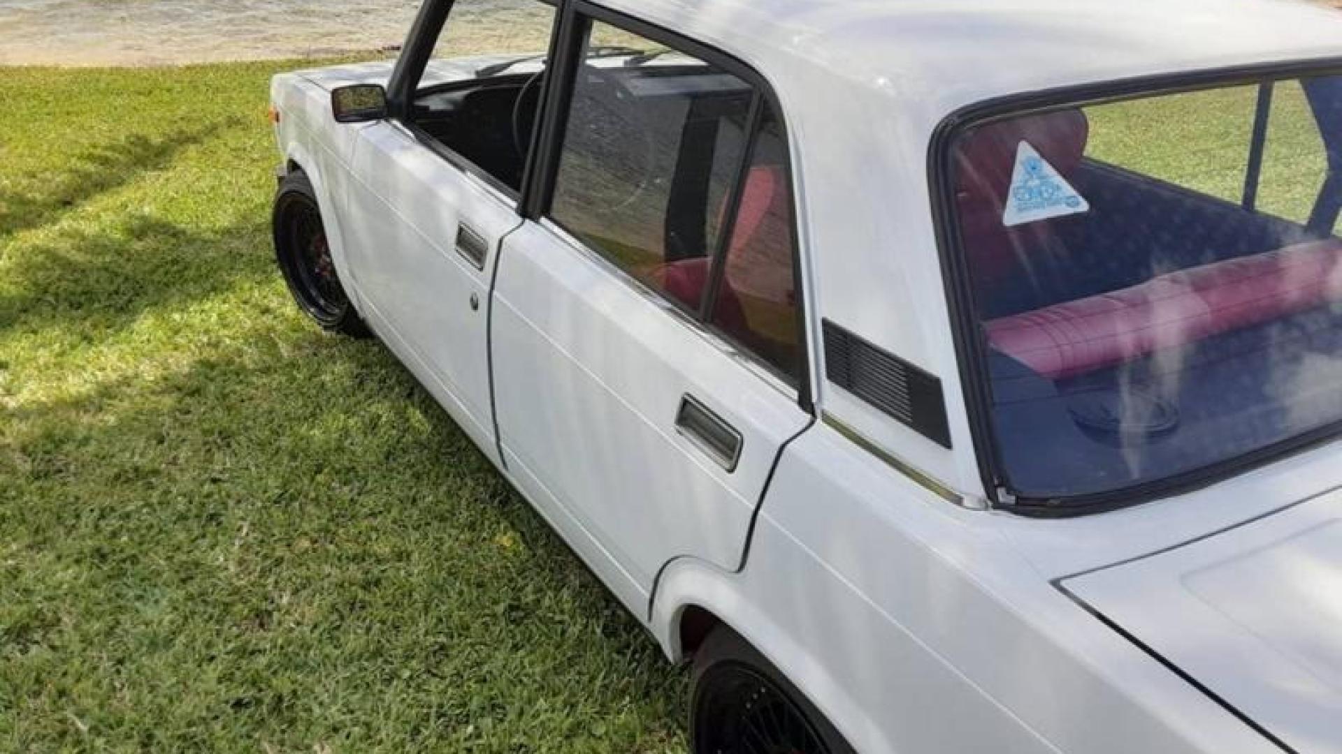 Продават идеално Жигули с червен кожен салон и малък пробег СНИМКИ