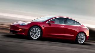 Водач излезе от движеща се на автопилот Tesla и ето какво се случи ВИДЕО
