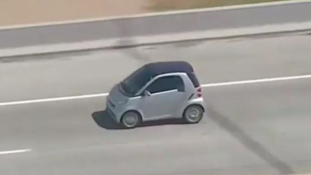 Шофьор със Smart избяга от полицейска гонитба ВИДЕО