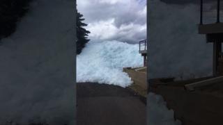 В САЩ огромно ледено цунами удари жилищни сгради ВИДЕО