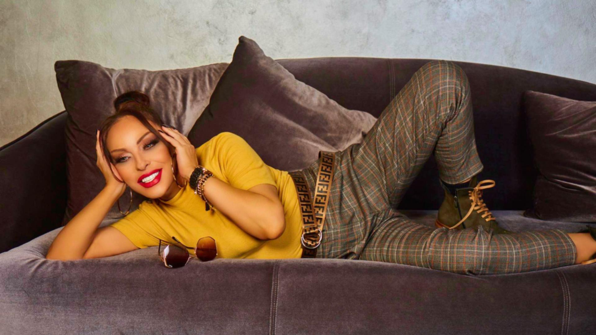 Ивана пощуря покрай изолацията, започна да изхвърля дрехите си