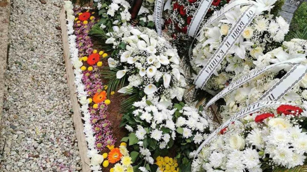 Фотобомба в БЛИЦ: Уникални СНИМКИ и ВИДЕО от погребението на Милен Цветков