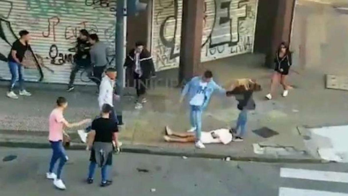 Пребиха до несвяст момиче след зверски шутове в главата ВИДЕО 18+