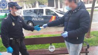 Полицията в Испания глоби мъж, разхождал... рибките си 