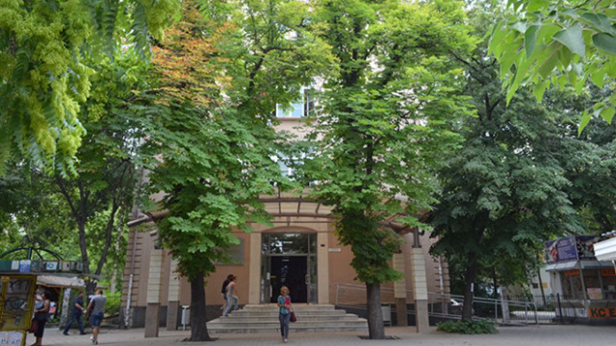 Родни математици изчислиха колко хора ще пипнат COVID-19 до края на седмицата 
