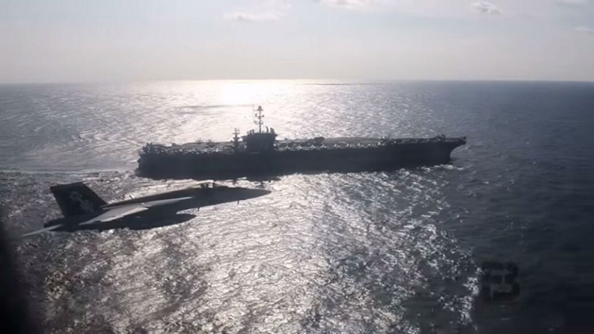 US изтребители прогониха руски самолет, промъкнал се тайно над самолетоносача George Washington