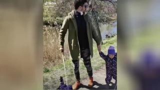 Мъж сътвори шашма, за да може да излиза на разходки ВИДЕО