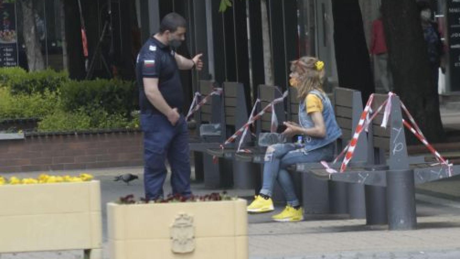 Вижте как "опаковаха" пейките на "Витошка" СНИМКИ