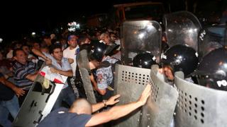 Страшен линч: Стотици арменци нахлуха в болница и прерязаха гърлата на двама убийци