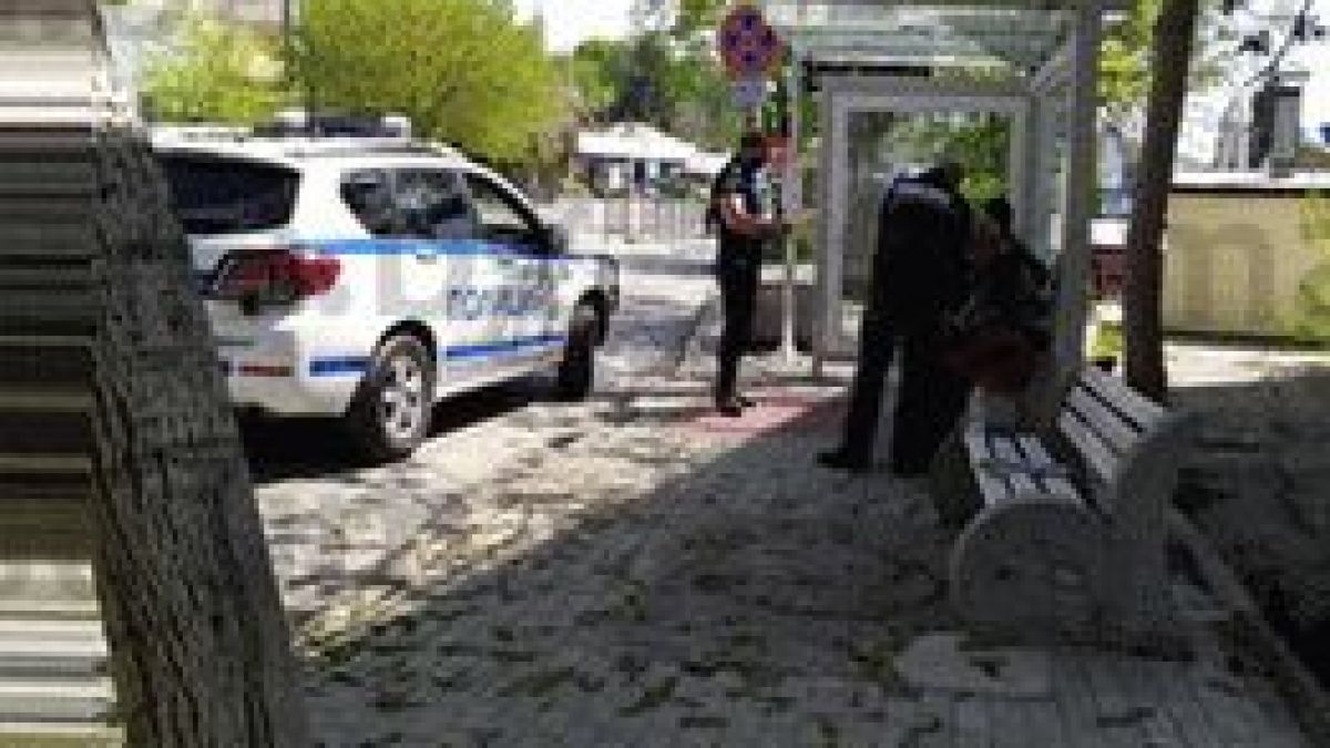 Пенсионери седнаха на по биричка край дупнишката гара и съжалиха жестоко 