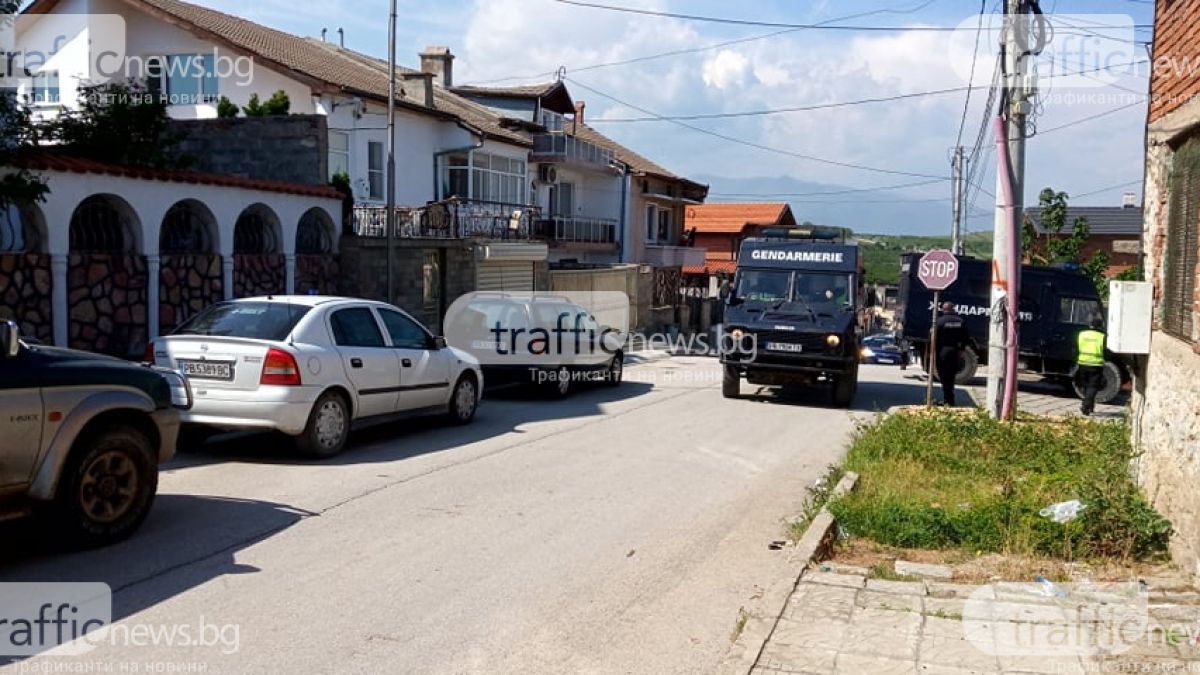 Жандармерия нахълта в циганската махала на Брестовица, ето какво се случва СНИМКИ