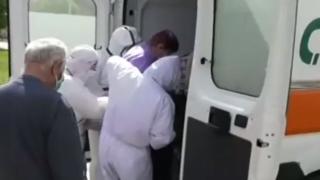 Изведоха заразените с COVID-19 от Дома за възрастни хора в Гара Орешец ВИДЕО