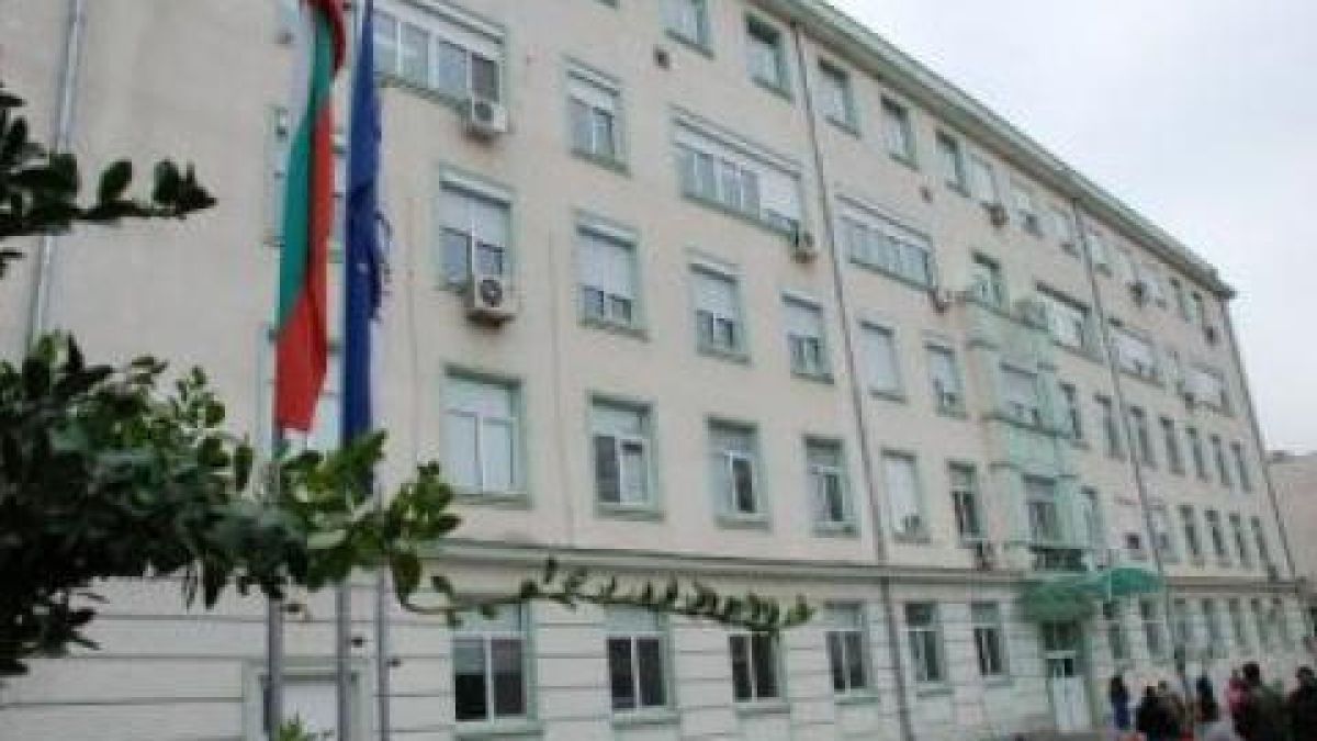 Изоставиха болен мъж в сливенска болница, трите му деца и сестра му не го искат