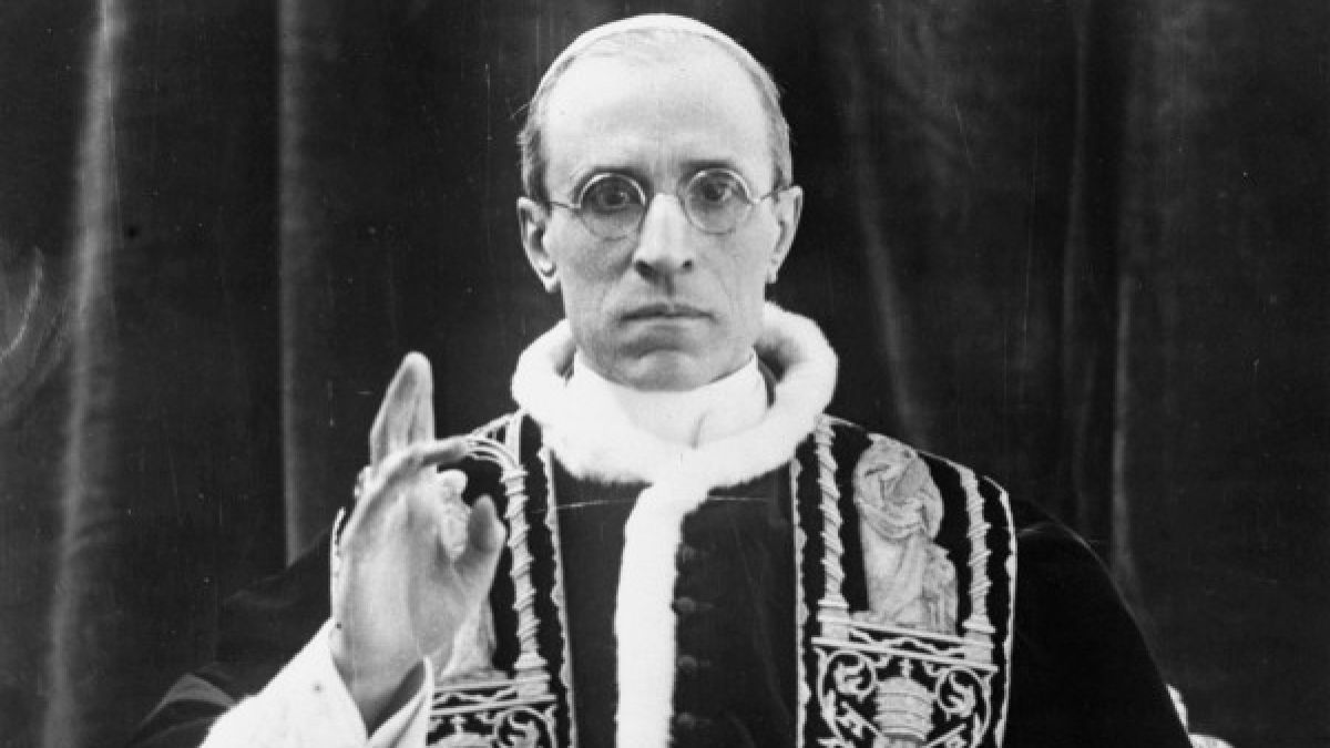 Голямо разкритие от архивите на Ватикана: Папа Пий XII знаел за зверствата на Хитлер, но... 
