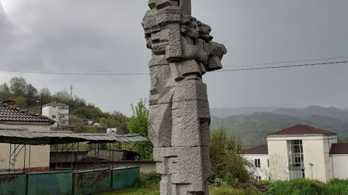 Поличба: Мълния удари светиня в село Жълтуша, местните се готвят най-лошото 